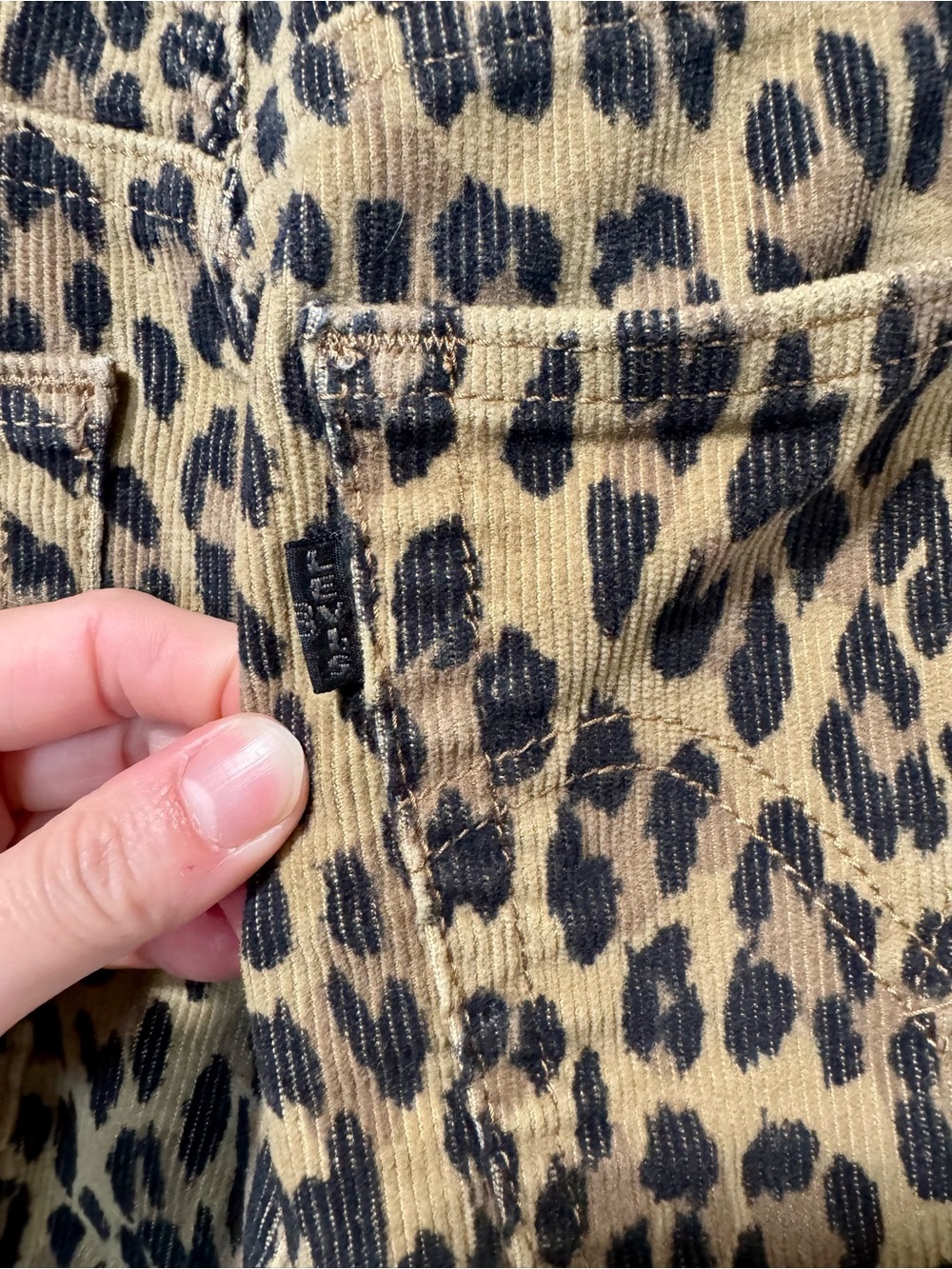 Levi's Straight Leg Leopard Print Pants in Tan and Black 27 - Picture 5 of 6
